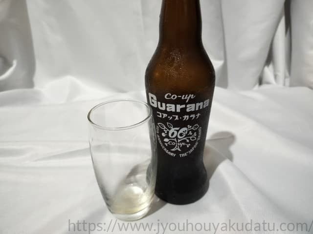 飲み終えたコアップガラナの瓶と空のグラス