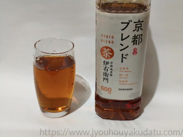 グラスに注いだ伊右衛門 京都ブレンド（琥珀色）