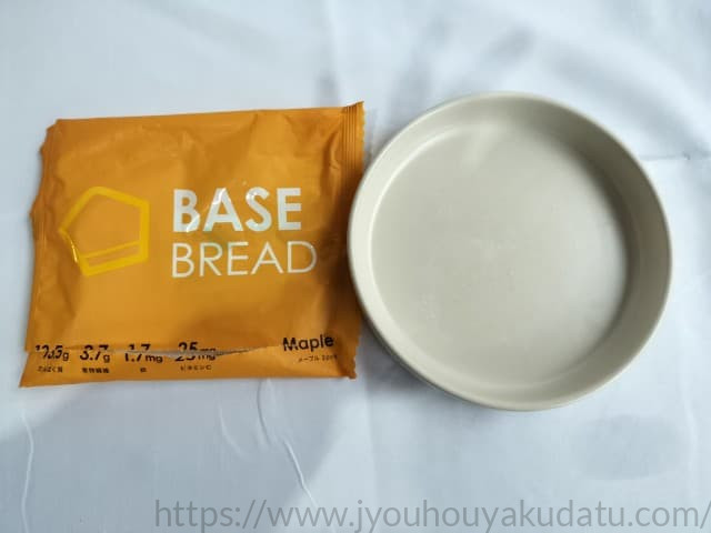ベースブレッド メープルを食べ終えた後の空のパッケージとお皿