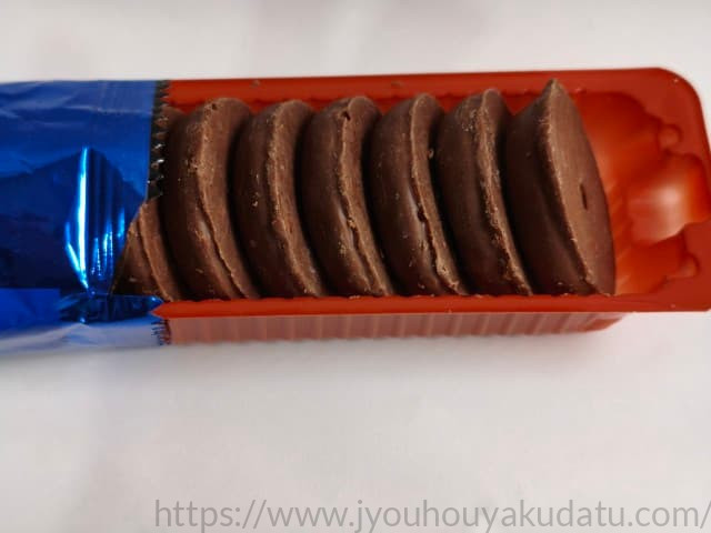 袋から取り出したフィリピーノ ミルクチョコレート。プラスチックのトレーに並んでいる様子。