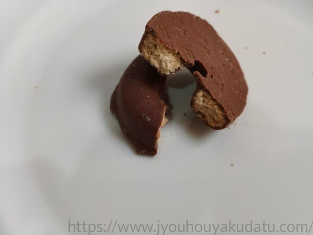 半分に割ったフィリピーノ ミルクチョコレートの断面。チョコレートの中にビスケットが詰まっている。