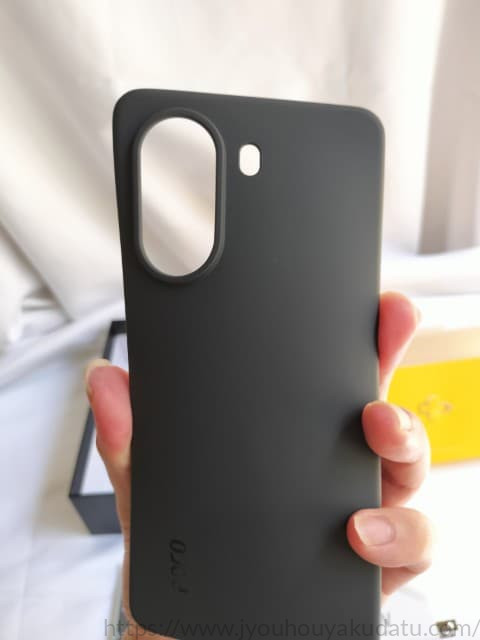 POCO X7 Proに付属している黒いゴム製スマホケースの拡大写真
