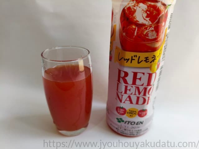 グラスに注がれたレッドレモネード。トマトジュースよりも明るくクリアな赤色の液体。