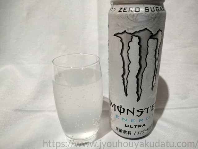 グラスに注がれたモンスターエナジーウルトラ。透明感のある液体と炭酸の泡