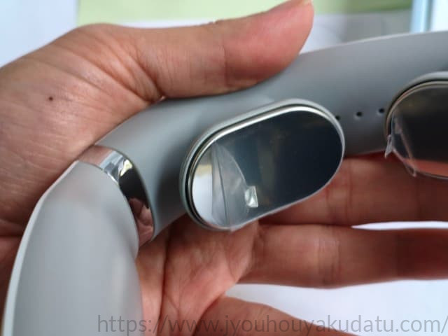 Liaolee ネックリラックス(F11)の首に当たるEMS電極パッド(金属部分)の拡大写真