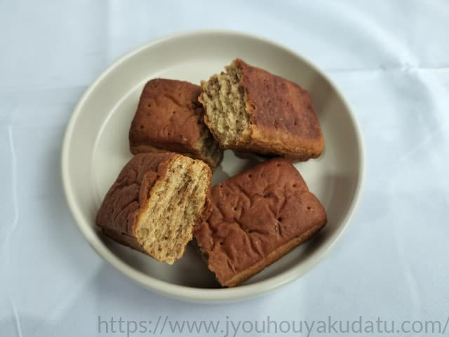 ベースブレッド メープルを半分に割った断面の写真。生地がぎゅっと詰まっている