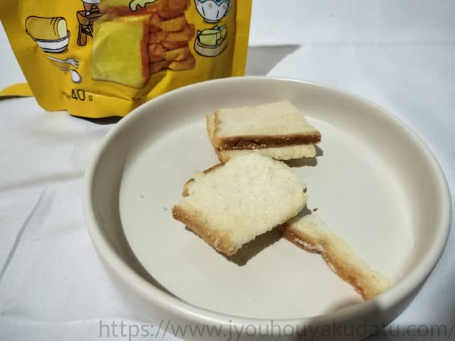 お皿に出したクランチーラスク シュガーバター。一口サイズの四角いラスク。