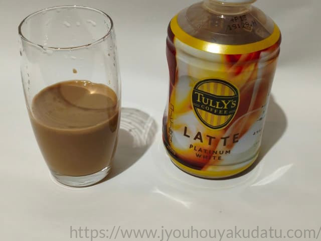 グラスに注がれるタリーズ プラチナホワイトラテ