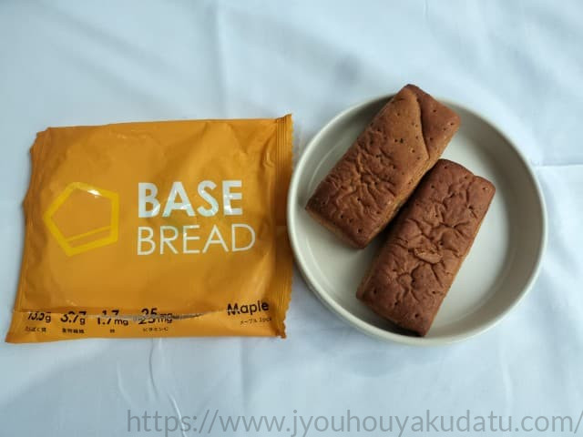 お皿に出したベースブレッド メープル。小ぶりながらもふっくらとした見た目