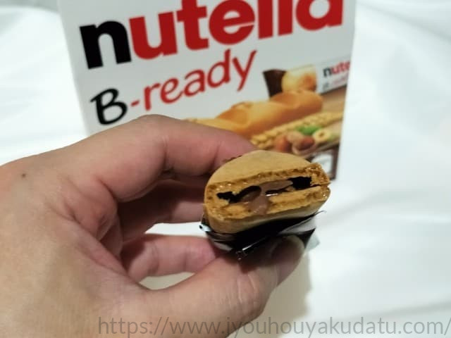 半分に割ったヌテラ ビーレディー。サクサクの生地の中にチョコレート(ヌテラ)が詰まっている様子。