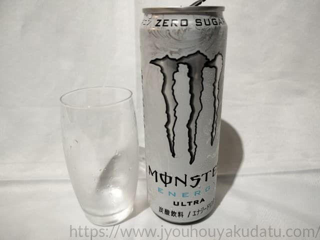 モンスターエナジーウルトラを飲み終えた後の空のグラス