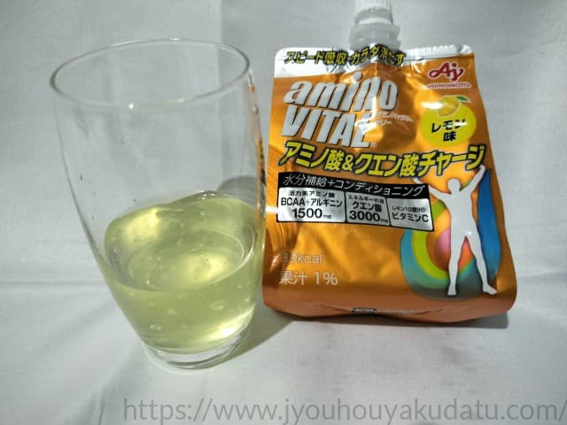 グラスに出したアミノバイタルゼリー。細かく砕かれたジュレのような質感