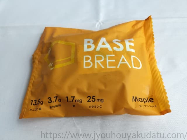 コンビニで購入したベースブレッド メープル味のパッケージ表面