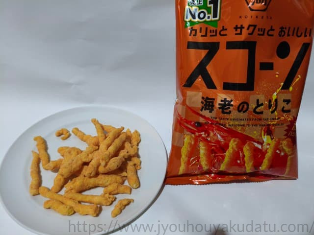 白い皿に盛られた「スコーン 海老のとりこ」。スコーン特有のザクザクとした質感と、海老フレーバーらしいほのかな赤みが確認できる。