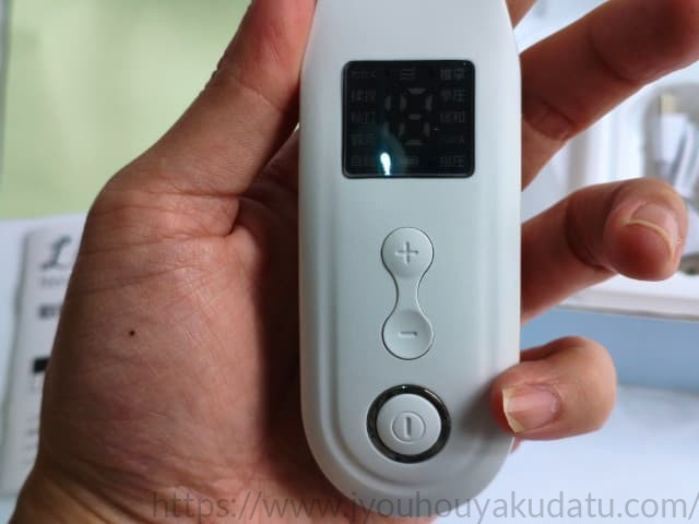 Liaolee ネックリラックス(F11)側面の操作ボタンと液晶ディスプレイの拡大写真