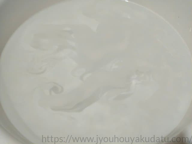 お湯を入れた手桶でBARTH(バース)が炭酸の気泡を出して溶けている様子