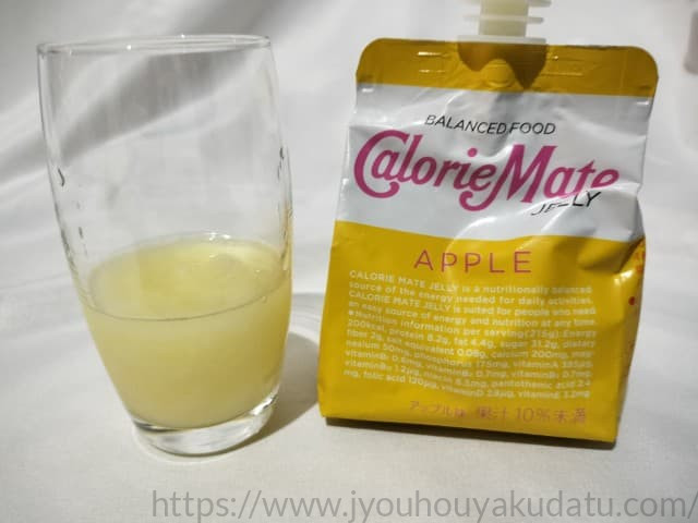 グラスに出したカロリーメイトゼリー アップル味。すりおろしリンゴのような少し硬めのゼリーと水分が確認できる。