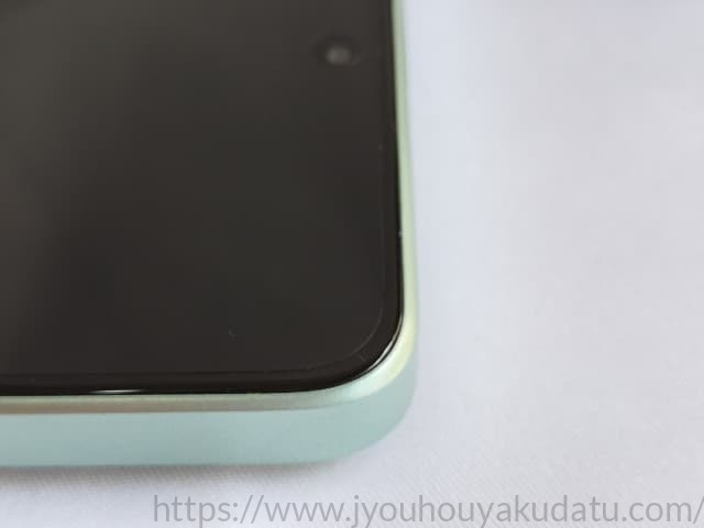 POCO X7 Proの画面端の拡大写真。初期フィルムが貼られている。