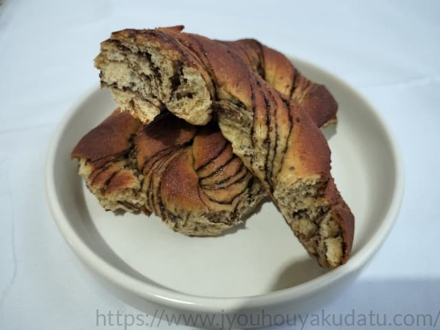 半分に割ったベースブレッド チョコレート味の断面