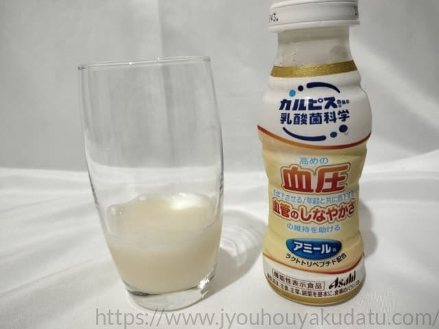 透明なグラスに注がれた乳白色のアミールW