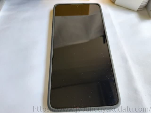 付属ケースを装着したPOCO X7 Proの表面（ディスプレイ側）