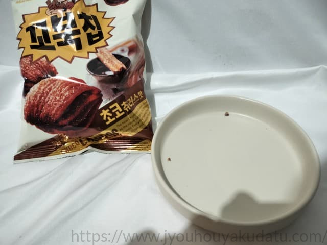 「コブックチップ(チョコチュロス味)」を食べ終わった後の、少しチョコや砂糖が残った空のお皿。