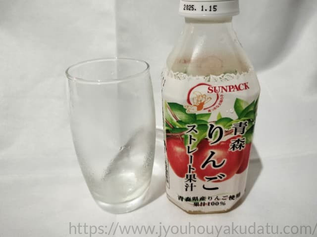 飲み干された透明なグラス。底にわずかにジュースの跡が残り、美味しく完飲したことがわかる。