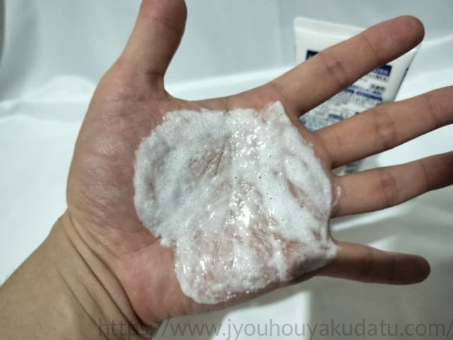 手のひらでしっかり泡立てたパーフェクトスクラブの豊かな泡