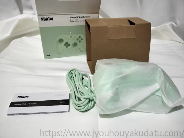 8BitDo Ultimate 2Cの同梱物一式（コントローラー本体、USBケーブル、説明書）