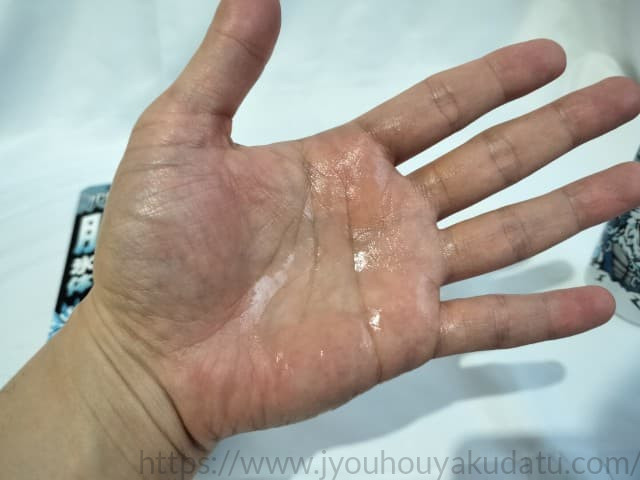 手にアイスノン アイスキングを直接スプレーしている様子