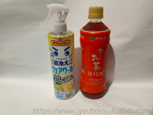 600mlペットボトルと激冷えくん ウェアクールを並べたサイズ比較。高さはほぼ同じ、直径はペットボトルよりやや細い。