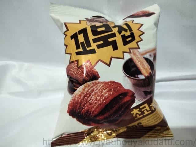 「コブックチップ（チョコチュロス味）」のパッケージ。ハングル文字と美味しそうなチョコチュロスの写真が描かれている。