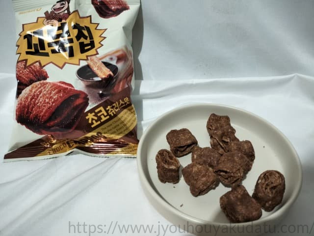 お皿に出した「コブックチップ(チョコチュロス味)」。薄い生地が4層に重なっており、チョコレートと砂糖がたっぷりかかっている。