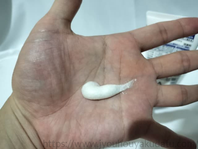 手のひらに出したパーフェクトスクラブ。青い大きなスクラブ粒が確認できる。