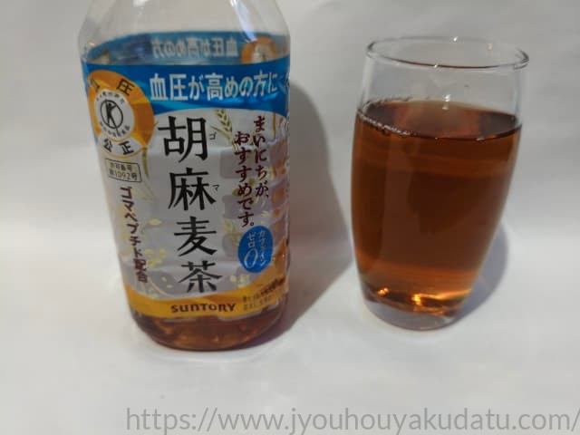グラスに注がれた胡麻麦茶。透き通ったきれいな麦茶色