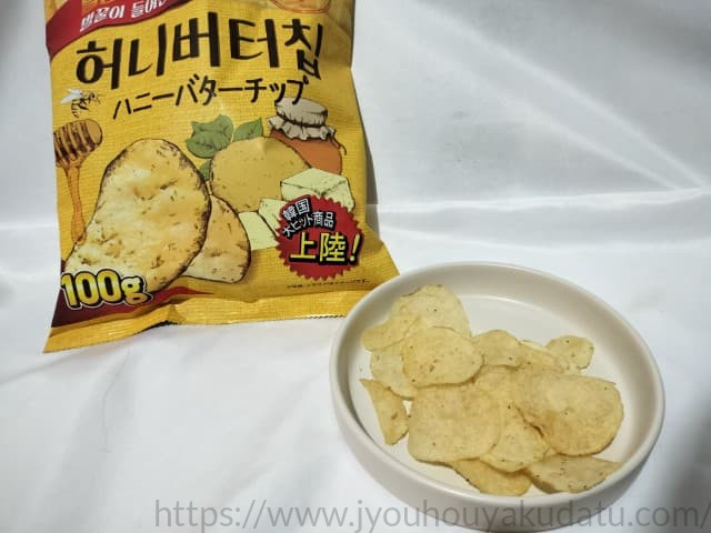 白い皿に出されたハニーバターチップのポテトチップス。薄く、表面にバターやハチミツのシーズニングがかかっている。