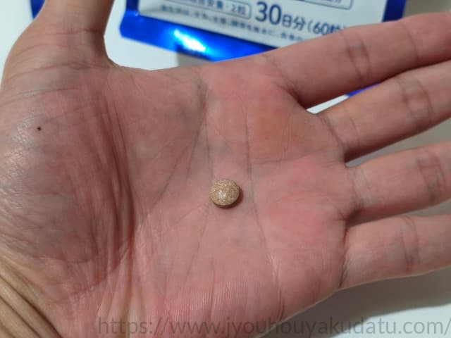 茶色っぽい色をしたリラーレのタブレットの拡大写真