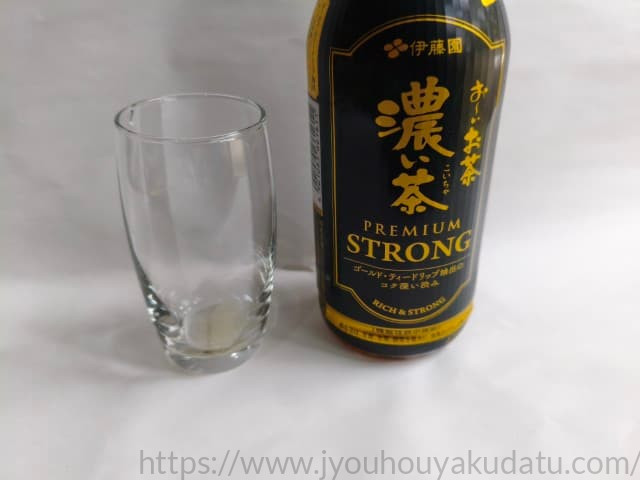 飲み終わった後の、空になった透明なグラス。