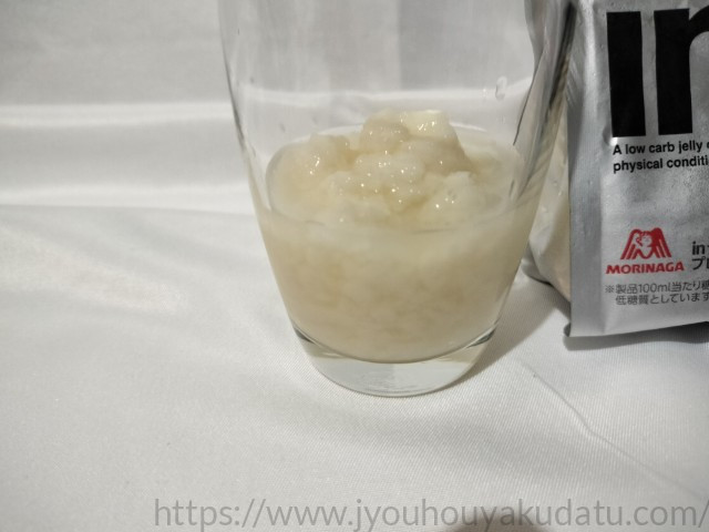 パウチの飲み口から出てくる、サラッとした質感のinゼリー プロテイン5gの中身。