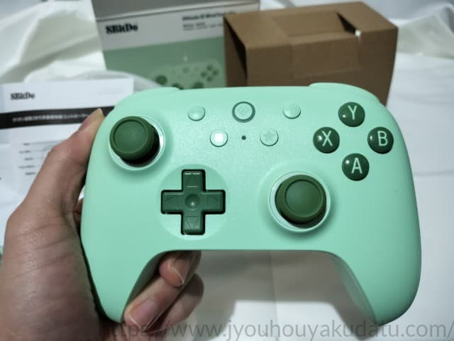 丸みのある8BitDo Ultimate 2Cコントローラー本体の拡大写真