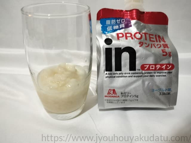 透明なグラスに注がれた、乳白色のinゼリー プロテイン5g。ヨーグルトドリンクを濃くしたような見た目。