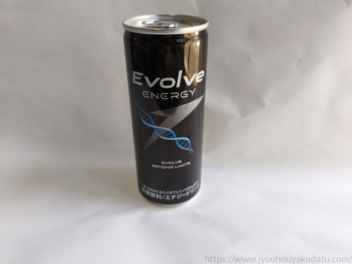 オーケーストアで購入したエナジードリンク「Evolve」の250ml缶。黒を基調としたパッケージに、「Evolve」のロゴとDNAをイメージした二重らせんのイラストがシンプルに描かれている。
