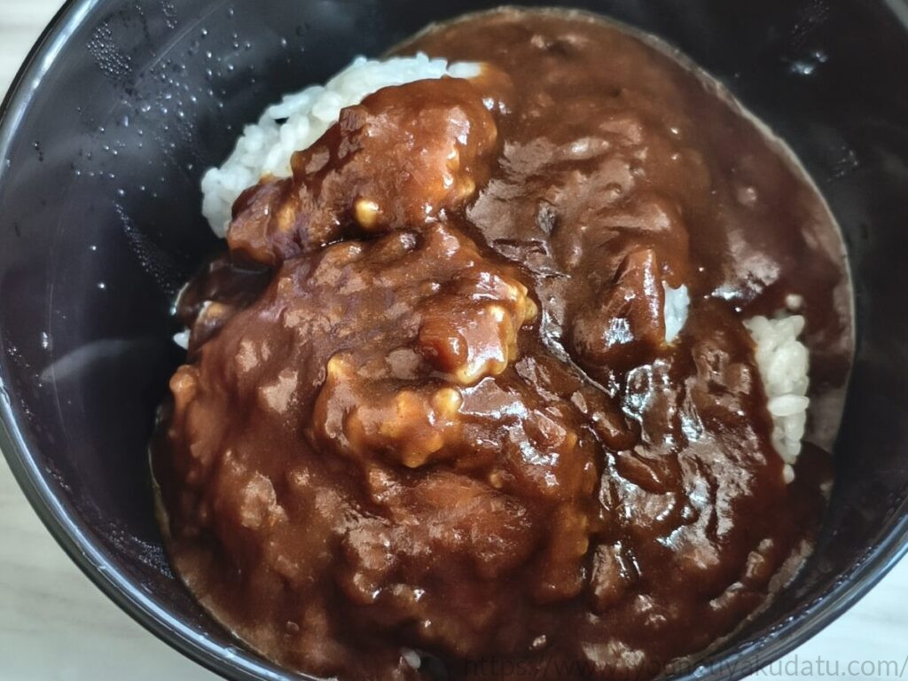 ご飯に「ぎゅっと濃厚 玉ねぎカレー」のルーをかけたところ。具はほとんどなく、とろみのある濃い色のルー。