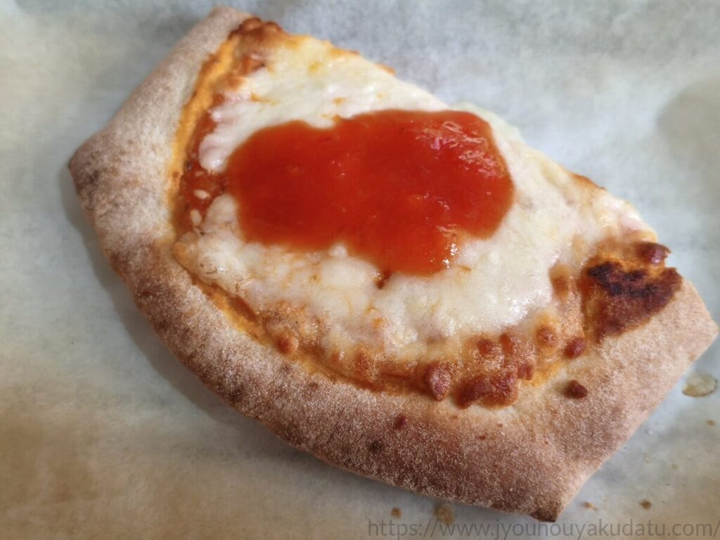 ピザに桃屋のおいしい唐がらしソースをかけた様子