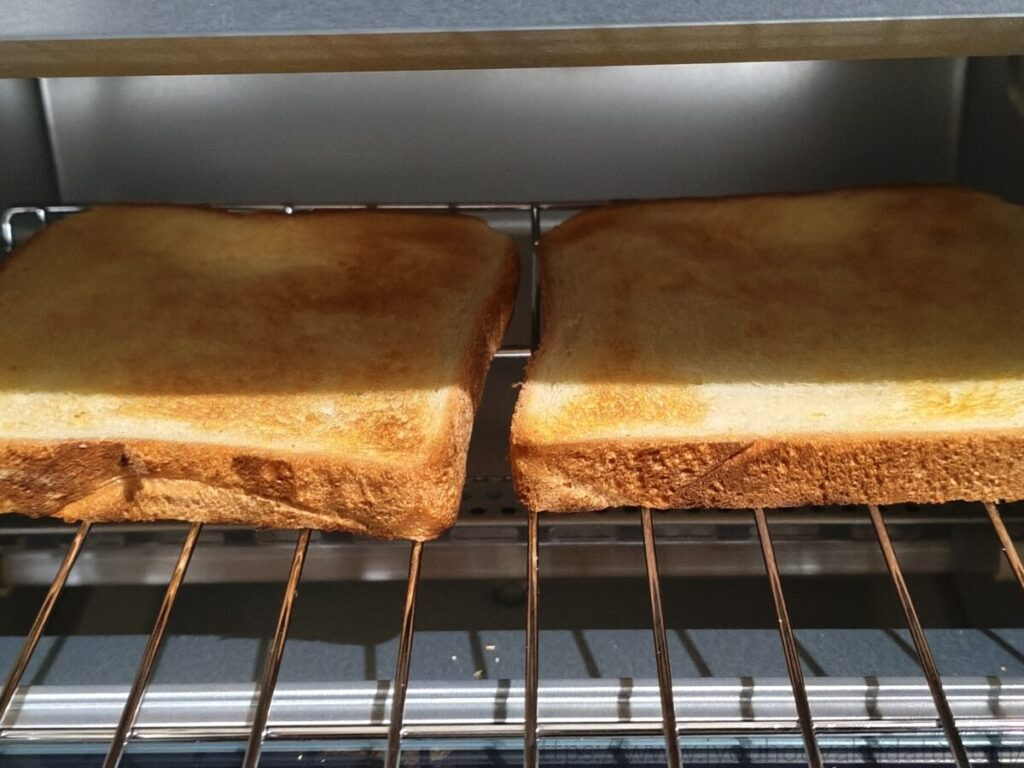 オーブントースターで食パン2枚を加熱した後の焼き上がり具合