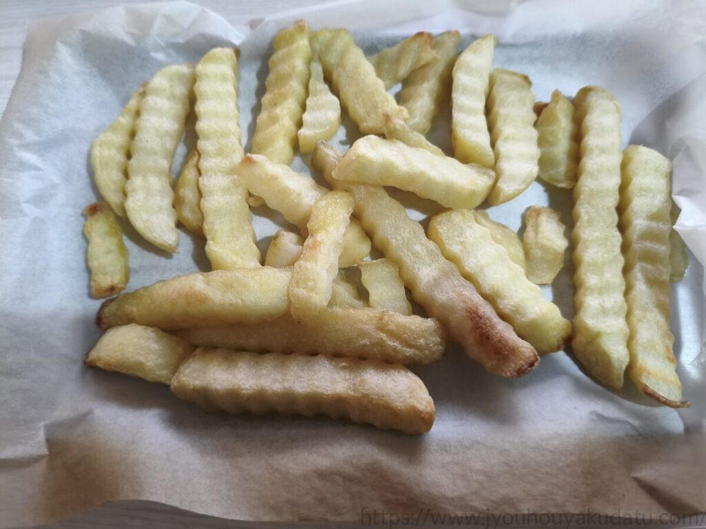クッキングシートに載せて加熱した冷凍フライドポテト