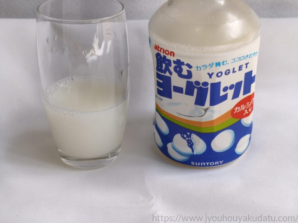グラスに注がれた白い液体の「飲むヨーグレット」