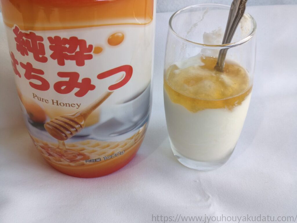 冷たいヨーグルトにタイ産純粋はちみつをかけた様子
