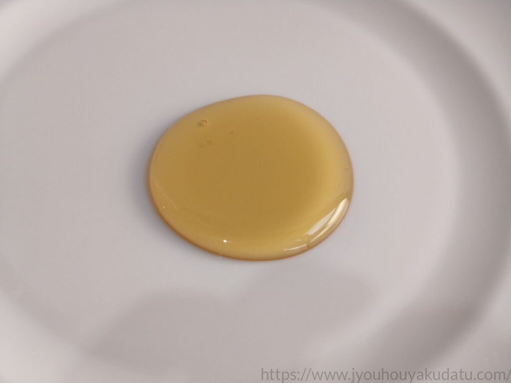 お皿に出したタイ産純粋はちみつの様子
