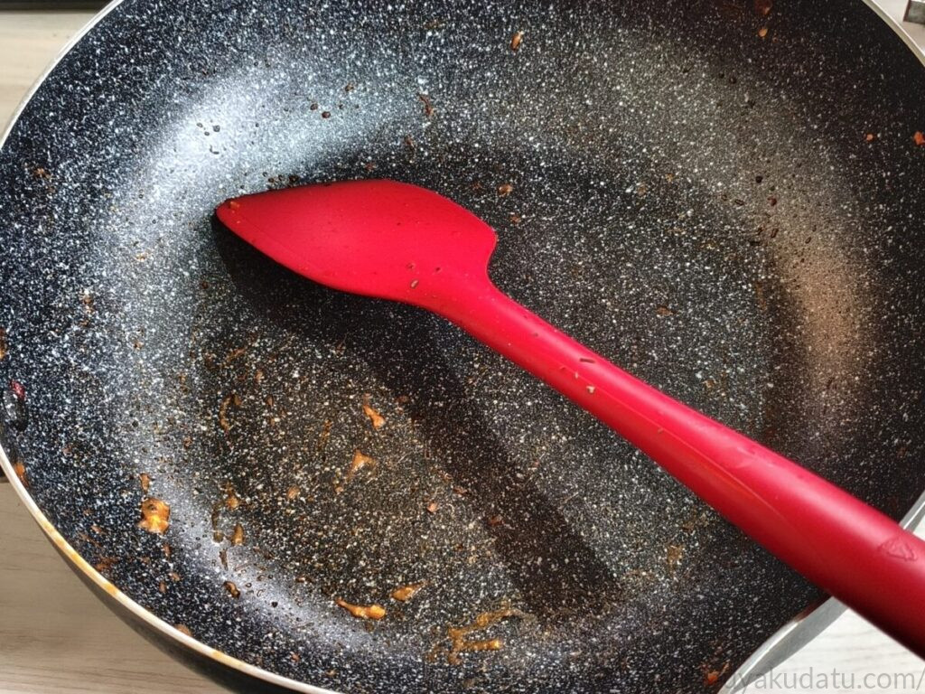 ミートソースを作った後の汚れたフライパン